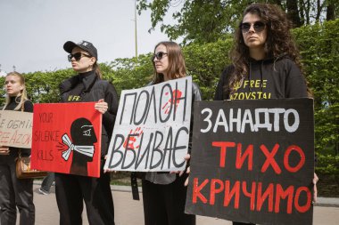 Kyiv, Ukrayna. 14 Nisan 2024 'te, her pazar, insanlar Rus esaret altındaki mahkumlar için harekete geçerler. Azov 'un ordusu, iki yıldır tutsak.