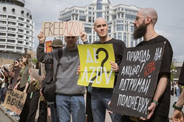 Kyiv, Ukrayna. 14 Nisan 2024 'te, her pazar, insanlar Rus esaret altındaki mahkumlar için harekete geçerler. Azov 'un ordusu, iki yıldır tutsak.
