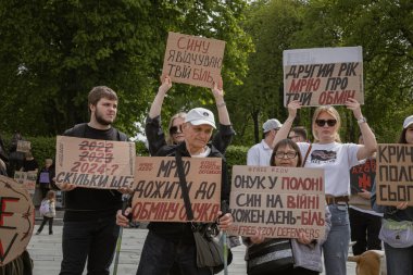 Kyiv, Ukrayna. 14 Nisan 2024 'te, her pazar, insanlar Rus esaret altındaki mahkumlar için harekete geçerler. Azov 'un ordusu, iki yıldır tutsak.