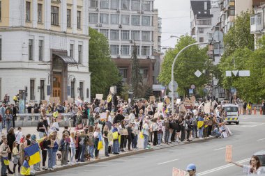 Kyiv, Ukrayna. 14 Nisan 2024 'te, her pazar, insanlar Rus esaret altındaki mahkumlar için harekete geçerler. Azov 'un ordusu, iki yıldır tutsak.