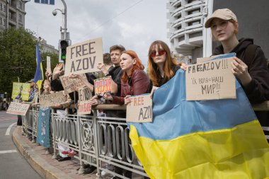 Kyiv, Ukrayna. 14 Nisan 2024 'te, her pazar, insanlar Rus esaret altındaki mahkumlar için harekete geçerler. Azov 'un ordusu, iki yıldır tutsak.