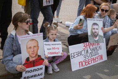 Kyiv, Ukrayna. 14 Nisan 2024 'te, her pazar, insanlar Rus esaret altındaki mahkumlar için harekete geçerler. Azov 'un ordusu, iki yıldır tutsak.