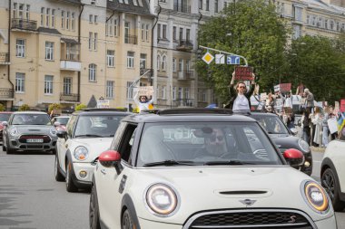 Kyiv, Ukrayna. 14 Nisan 2024. Altıncı ay boyunca insanlar Azovstal 'in savunucularının iki yıldır esir tutulduğunu hatırlatmak için posterlerle şehrin sokaklarına döküldüler..
