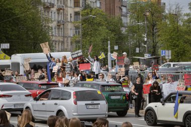 Kyiv, Ukrayna. 14 Nisan 2024. Altıncı ay boyunca insanlar Azovstal 'in savunucularının iki yıldır esir tutulduğunu hatırlatmak için posterlerle şehrin sokaklarına döküldüler..