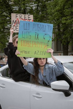 Kyiv, Ukrayna. 14 Nisan 2024. Altıncı ay boyunca insanlar Azovstal 'in savunucularının iki yıldır esir tutulduğunu hatırlatmak için posterlerle şehrin sokaklarına döküldüler..