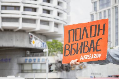 Kyiv, Ukrayna. 14 Nisan 2024. Altıncı ay boyunca insanlar Azovstal 'in savunucularının iki yıldır esir tutulduğunu hatırlatmak için posterlerle şehrin sokaklarına döküldüler..