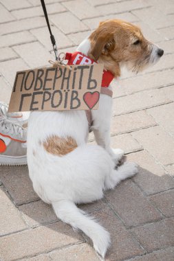 Kyiv, Ukrayna. 14 Nisan 2024. Altıncı ay boyunca insanlar Azovstal 'in savunucularının iki yıldır esir tutulduğunu hatırlatmak için posterlerle şehrin sokaklarına döküldüler..