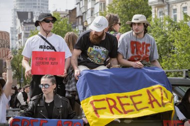 Kyiv, Ukrayna. 14 Nisan 2024. Altıncı ay boyunca insanlar Azovstal 'in savunucularının iki yıldır esir tutulduğunu hatırlatmak için posterlerle şehrin sokaklarına döküldüler..