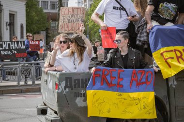 Kyiv, Ukrayna. 14 Nisan 2024. Altıncı ay boyunca insanlar Azovstal 'in savunucularının iki yıldır esir tutulduğunu hatırlatmak için posterlerle şehrin sokaklarına döküldüler..