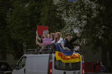 Kyiv, Ukrayna. 14 Nisan 2024. Altıncı ay boyunca insanlar Azovstal 'in savunucularının iki yıldır esir tutulduğunu hatırlatmak için posterlerle şehrin sokaklarına döküldüler..