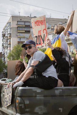 Kyiv, Ukrayna. 14 Nisan 2024. Altıncı ay boyunca insanlar Azovstal 'in savunucularının iki yıldır esir tutulduğunu hatırlatmak için posterlerle şehrin sokaklarına döküldüler..