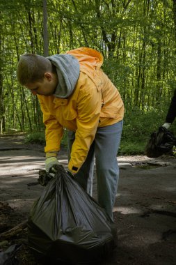 Kyiv, Ukrayna. 21 Nisan 2024. İzinli bir günde, insanlar Holosiivsky Parkı 'nda toplanarak hayvanların temiz bir ortamda yaşamasını sağladılar. Ukrayna 'nın dört bir yanında temizlik yapılan 5 yer vardı..