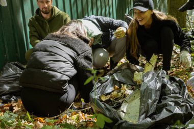 Kyiv, Ukrayna. 21 Nisan 2024. İzinli bir günde, insanlar Holosiivsky Parkı 'nda toplanarak hayvanların temiz bir ortamda yaşamasını sağladılar. Ukrayna 'nın dört bir yanında temizlik yapılan 5 yer vardı..