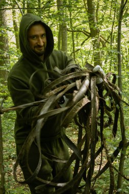 Kyiv, Ukrayna. 21 Nisan 2024. İzinli bir günde, insanlar Holosiivsky Parkı 'nda toplanarak hayvanların temiz bir ortamda yaşamasını sağladılar. Parktan bir sürü çöp çıkarıldı. Ukrayna 'nın dört bir yanında temizlik yapılan 5 yer vardı..