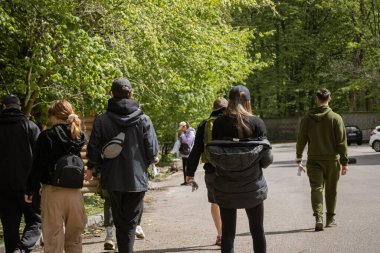 Kyiv, Ukrayna. 21 Nisan 2024. İzinli bir günde, insanlar Holosiivsky Parkı 'nda toplanarak hayvanların temiz bir ortamda yaşamasını sağladılar. Parktan bir sürü çöp çıkarıldı. Bir şehirde 100 'den fazla insan birleşti.. 