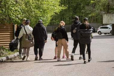 Kyiv, Ukrayna. 21 Nisan 2024. İzinli bir günde, insanlar Holosiivsky Parkı 'nda toplanarak hayvanların temiz bir ortamda yaşamasını sağladılar. Parktan bir sürü çöp çıkarıldı. Bir şehirde 100 'den fazla insan birleşti.. 