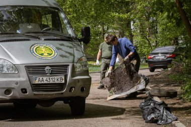 Kyiv, Ukrayna. 21 Nisan 2024. İzinli bir günde, insanlar Holosiivsky Parkı 'nda toplanarak hayvanların temiz bir ortamda yaşamasını sağladılar. Parktan bir sürü çöp çıkarıldı. Bir şehirde 100 'den fazla insan birleşti.. 