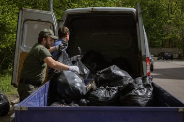 Kyiv, Ukrayna. 21 Nisan 2024. İzinli bir günde, insanlar Holosiivsky Parkı 'nda toplanarak hayvanların temiz bir ortamda yaşamasını sağladılar. Parktan bir sürü çöp çıkarıldı. Bir şehirde 100 'den fazla insan birleşti.. 
