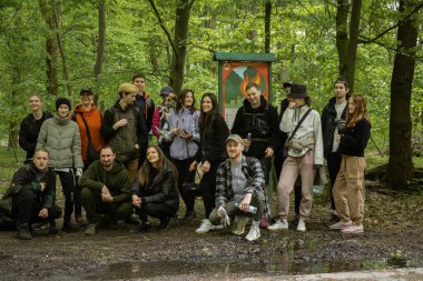 Kyiv, Ukrayna. 21 Nisan 2024. İzinli bir günde, insanlar Holosiivsky Parkı 'nda toplanarak hayvanların temiz bir ortamda yaşamasını sağladılar. Parktan bir sürü çöp çıkarıldı. Bir şehirde 100 'den fazla insan birleşti.. 