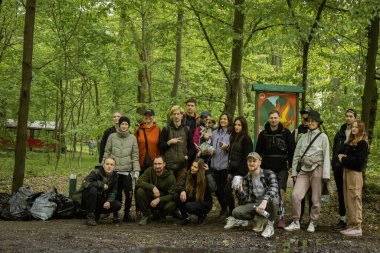 Kyiv, Ukrayna. 21 Nisan 2024. İzinli bir günde, insanlar Holosiivsky Parkı 'nda toplanarak hayvanların temiz bir ortamda yaşamasını sağladılar. Parktan bir sürü çöp çıkarıldı. Bir şehirde 100 'den fazla insan birleşti.. 