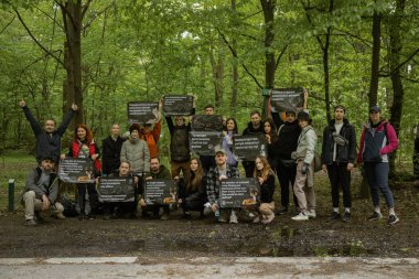 Kyiv, Ukrayna. 21 Nisan 2024. İzinli bir günde, insanlar Holosiivsky Parkı 'nda toplanarak hayvanların temiz bir ortamda yaşamasını sağladılar. Parktan bir sürü çöp çıkarıldı. Bir şehirde 100 'den fazla insan birleşti.. 