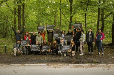 Kyiv, Ukrayna. 21 Nisan 2024. İzinli bir günde, insanlar Holosiivsky Parkı 'nda toplanarak hayvanların temiz bir ortamda yaşamasını sağladılar. Parktan bir sürü çöp çıkarıldı. Bir şehirde 100 'den fazla insan birleşti.. 
