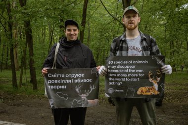 Kyiv, Ukrayna. 21 Nisan 2024. İzinli bir günde, insanlar Holosiivsky Parkı 'nda toplanarak hayvanların temiz bir ortamda yaşamasını sağladılar. Parktan bir sürü çöp çıkarıldı. Bir şehirde 100 'den fazla insan birleşti.. 