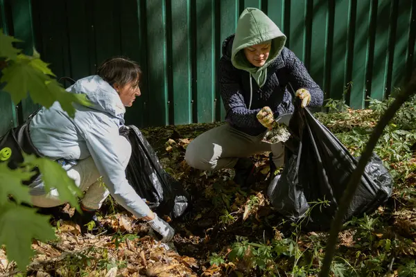 Kyiv, Ukrayna. 21 Nisan 2024. İzinli bir günde, insanlar Holosiivsky Parkı 'nda toplanarak hayvanların temiz bir ortamda yaşamasını sağladılar. Ukrayna 'nın dört bir yanında temizlik yapılan 5 yer vardı..