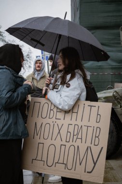 Kyiv, Ukrayna. 21 Nisan 2024 yağmur ve soğuk hava bir kez daha şehirlerinin sokaklarına dökülen insanları durdurmadı. Rus esaretindeki savaş esirlerini hatırlatmak ve desteklemek için..