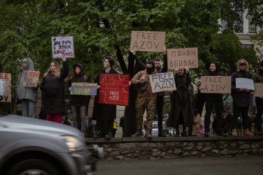 Kyiv, Ukrayna. 21 Nisan 2024 yağmur ve soğuk hava bir kez daha şehirlerinin sokaklarına dökülen insanları durdurmadı. Rus esaretindeki savaş esirlerini hatırlatmak ve desteklemek için..