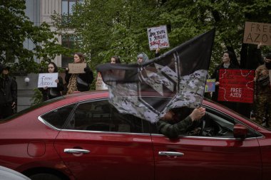 Kyiv, Ukrayna. 21 Nisan 2024 yağmur ve soğuk hava bir kez daha şehirlerinin sokaklarına dökülen insanları durdurmadı. Rus esaretindeki savaş esirlerini hatırlatmak ve desteklemek için..