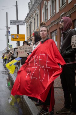 Kyiv, Ukrayna. 21 Nisan 2024 yağmur ve soğuk hava bir kez daha şehirlerinin sokaklarına dökülen insanları durdurmadı. Rus esaretindeki savaş esirlerini hatırlatmak ve desteklemek için..