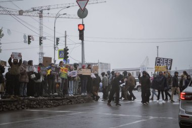 Kyiv, Ukrayna. 21 Nisan 2024 yağmur ve soğuk hava bir kez daha şehirlerinin sokaklarına dökülen insanları durdurmadı. Rus esaretindeki savaş esirlerini hatırlatmak ve desteklemek için..