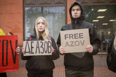 Kyiv, Ukrayna. 21 Nisan 2024 yağmur ve soğuk hava bir kez daha şehirlerinin sokaklarına dökülen insanları durdurmadı. Rus esaretindeki savaş esirlerini hatırlatmak ve desteklemek için..