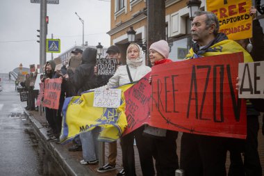 Kyiv, Ukrayna. 21 Nisan 2024 yağmur ve soğuk hava bir kez daha şehirlerinin sokaklarına dökülen insanları durdurmadı. Rus esaretindeki savaş esirlerini hatırlatmak ve desteklemek için..