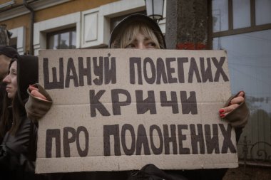 Kyiv, Ukrayna. 21 Nisan 2024 yağmur ve soğuk hava bir kez daha şehirlerinin sokaklarına dökülen insanları durdurmadı. Rus esaretindeki savaş esirlerini hatırlatmak ve desteklemek için..