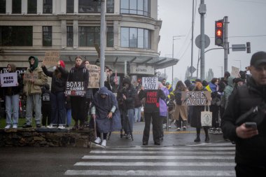 Kyiv, Ukrayna. 21 Nisan 2024 yağmur ve soğuk hava bir kez daha şehirlerinin sokaklarına dökülen insanları durdurmadı. Rus esaretindeki savaş esirlerini hatırlatmak ve desteklemek için..