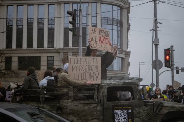 Kyiv, Ukrayna. 21 Nisan 2024 yağmur ve soğuk hava bir kez daha şehirlerinin sokaklarına dökülen insanları durdurmadı. Rus esaretindeki savaş esirlerini hatırlatmak ve desteklemek için..