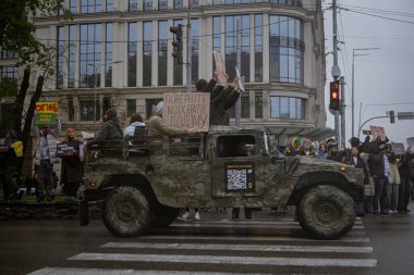 Kyiv, Ukrayna. 21 Nisan 2024 yağmur ve soğuk hava bir kez daha şehirlerinin sokaklarına dökülen insanları durdurmadı. Rus esaretindeki savaş esirlerini hatırlatmak ve desteklemek için..