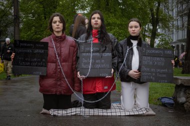 Kyiv, Ukrayna. 21 Nisan 2024 yağmur ve soğuk hava bir kez daha şehirlerinin sokaklarına dökülen insanları durdurmadı. Rus esaretindeki savaş esirlerini hatırlatmak ve desteklemek için..