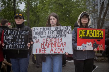 Kyiv, Ukrayna. 21 Nisan 2024 yağmur ve soğuk hava bir kez daha şehirlerinin sokaklarına dökülen insanları durdurmadı. Rus esaretindeki savaş esirlerini hatırlatmak ve desteklemek için..