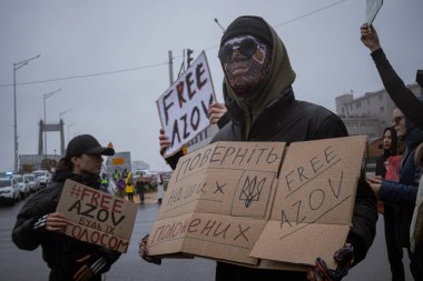 Kyiv, Ukrayna. 21 Nisan 2024 yağmur ve soğuk hava bir kez daha şehirlerinin sokaklarına dökülen insanları durdurmadı. Rus esaretindeki savaş esirlerini hatırlatmak ve desteklemek için..