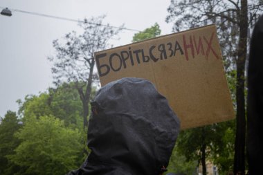 Kyiv, Ukrayna. 21 Nisan 2024 yağmur ve soğuk hava bir kez daha şehirlerinin sokaklarına dökülen insanları durdurmadı. Rus esaretindeki savaş esirlerini hatırlatmak ve desteklemek için..