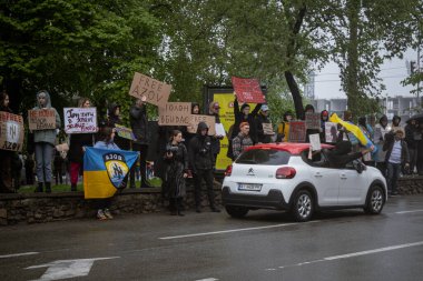 Kyiv, Ukrayna. 21 Nisan 2024 yağmur ve soğuk hava bir kez daha şehirlerinin sokaklarına dökülen insanları durdurmadı. Rus esaretindeki savaş esirlerini hatırlatmak ve desteklemek için..