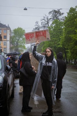 Kyiv, Ukrayna. 21 Nisan 2024 yağmur ve soğuk hava bir kez daha şehirlerinin sokaklarına dökülen insanları durdurmadı. Rus esaretindeki savaş esirlerini hatırlatmak ve desteklemek için..