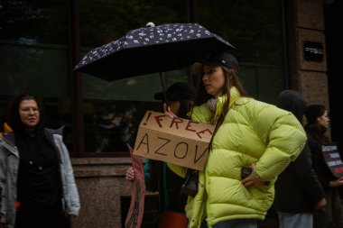 Kyiv, Ukrayna. 21 Nisan 2024 yağmur ve soğuk hava bir kez daha şehirlerinin sokaklarına dökülen insanları durdurmadı. Rus esaretindeki savaş esirlerini hatırlatmak ve desteklemek için..