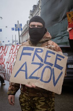 Kyiv, Ukrayna. 21 Nisan 2024 yağmur ve soğuk hava bir kez daha şehirlerinin sokaklarına dökülen insanları durdurmadı. Rus esaretindeki savaş esirlerini hatırlatmak ve desteklemek için..