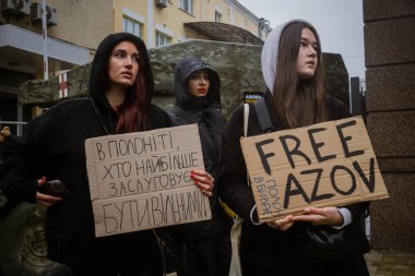 Kyiv, Ukrayna. 21 Nisan 2024 yağmur ve soğuk hava bir kez daha şehirlerinin sokaklarına dökülen insanları durdurmadı. Rus esaretindeki savaş esirlerini hatırlatmak ve desteklemek için..