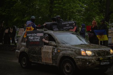 Kyiv, Ukrayna. 21 Nisan 2024 yağmur ve soğuk hava bir kez daha şehirlerinin sokaklarına dökülen insanları durdurmadı. Rus esaretindeki savaş esirlerini hatırlatmak ve desteklemek için..