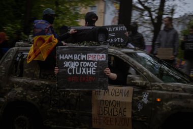 Kyiv, Ukrayna. 21 Nisan 2024 yağmur ve soğuk hava bir kez daha şehirlerinin sokaklarına dökülen insanları durdurmadı. Rus esaretindeki savaş esirlerini hatırlatmak ve desteklemek için..